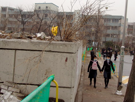 원촌중학교 학생들은 등하교시 재건축 공사현장을 지나갈 수밖에 없다. 